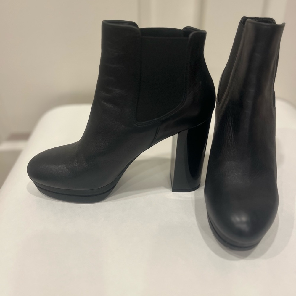 Hogan-Black high heal boats with platforms
